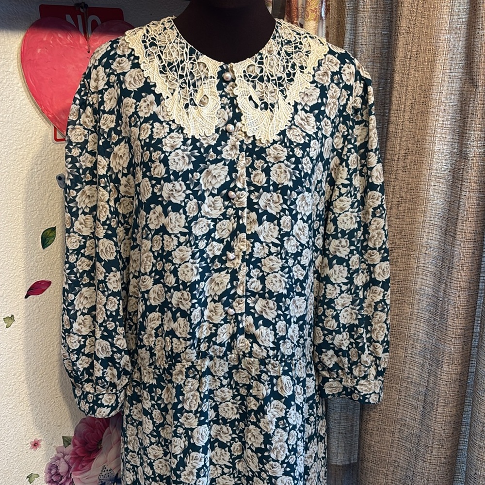 Vintage 1980’s Carriage Court green with a cream floral midi dress. Size L.